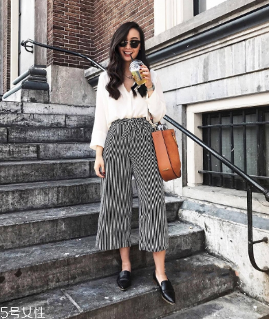 v領(lǐng)t恤怎樣搭配衣服？v領(lǐng)t恤搭配圖片