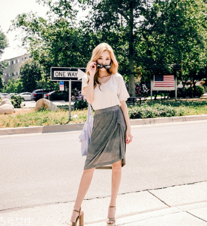 不規(guī)則裙子怎么搭配？不規(guī)則裙子搭配圖片