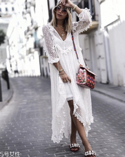 蕾絲連衣裙怎么搭配？蕾絲連衣裙搭配訣竅
