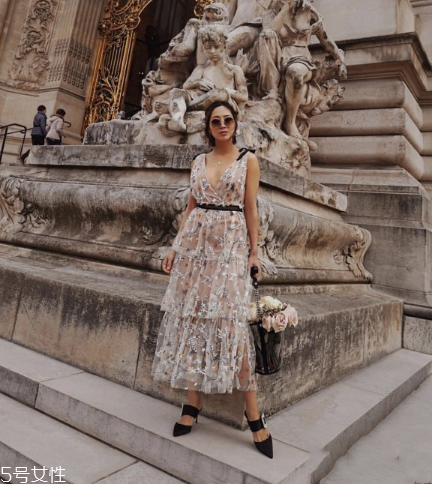 蕾絲連衣裙怎么搭配？蕾絲連衣裙搭配訣竅