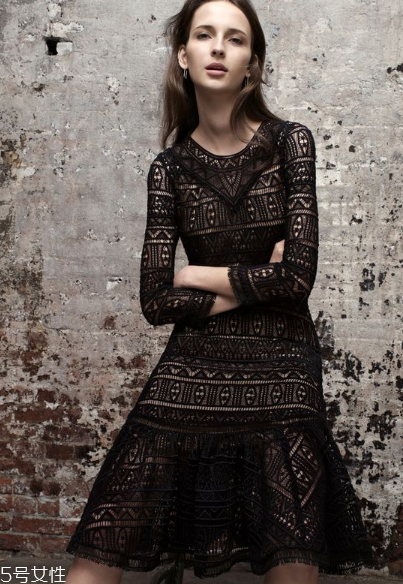 蕾絲連衣裙怎么搭配？蕾絲連衣裙搭配訣竅