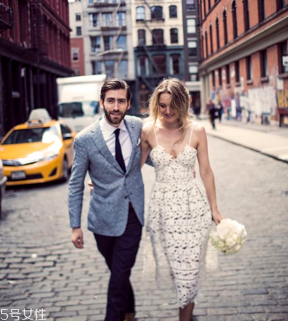 蕾絲連衣裙怎么搭配？蕾絲連衣裙搭配訣竅