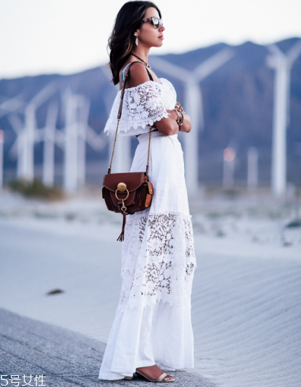 蕾絲連衣裙怎么搭配？蕾絲連衣裙搭配訣竅