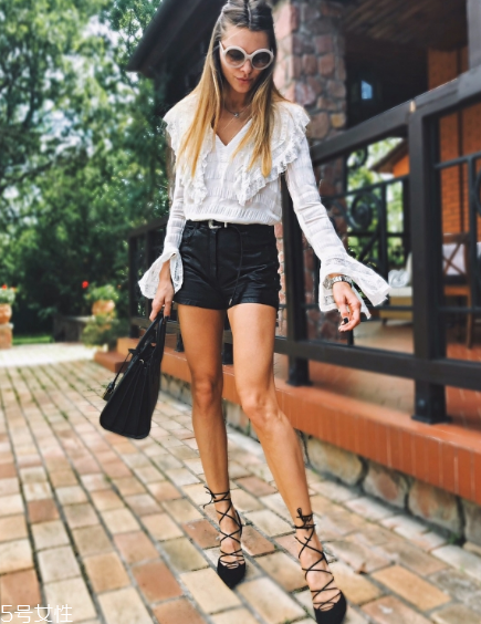 黑色短褲配什么上衣？黑色短褲上衣怎么搭配？