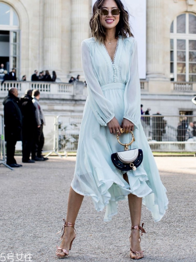 不規(guī)則連衣裙配什么鞋子？不規(guī)則連衣裙搭配技巧