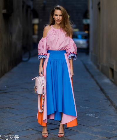 不規(guī)則連衣裙配什么鞋子？不規(guī)則連衣裙搭配技巧