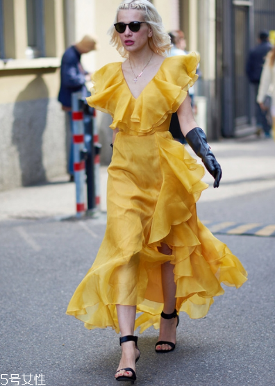 不規(guī)則連衣裙配什么鞋子？不規(guī)則連衣裙搭配技巧