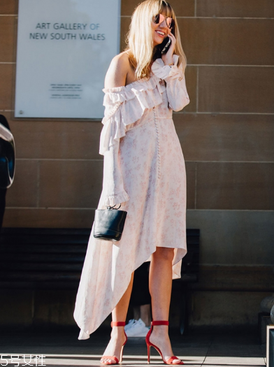 不規(guī)則連衣裙配什么鞋子？不規(guī)則連衣裙搭配技巧