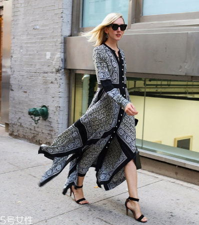 不規(guī)則連衣裙配什么鞋子？不規(guī)則連衣裙搭配技巧