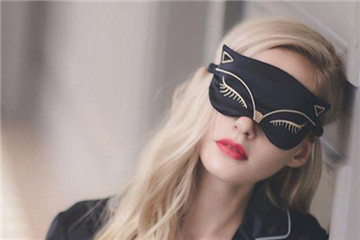 在飛機(jī)上怎么睡覺 怎么在飛機(jī)上睡覺 在飛機(jī)上怎么睡覺 怎么在飛機(jī)上睡覺