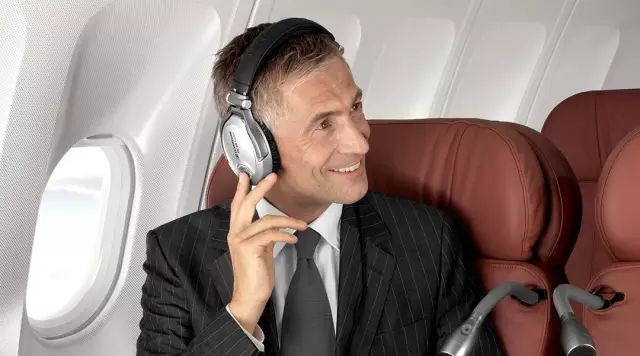 在飛機(jī)上怎么睡覺 怎么在飛機(jī)上睡覺 在飛機(jī)上怎么睡覺 怎么在飛機(jī)上睡覺