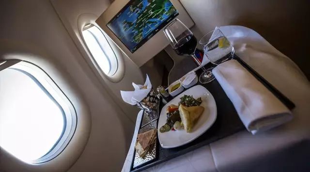 在飛機(jī)上怎么睡覺 怎么在飛機(jī)上睡覺 在飛機(jī)上怎么睡覺 怎么在飛機(jī)上睡覺