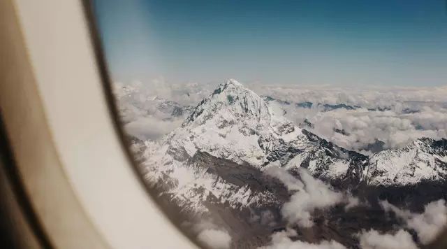 在飛機(jī)上怎么睡覺 怎么在飛機(jī)上睡覺 在飛機(jī)上怎么睡覺 怎么在飛機(jī)上睡覺