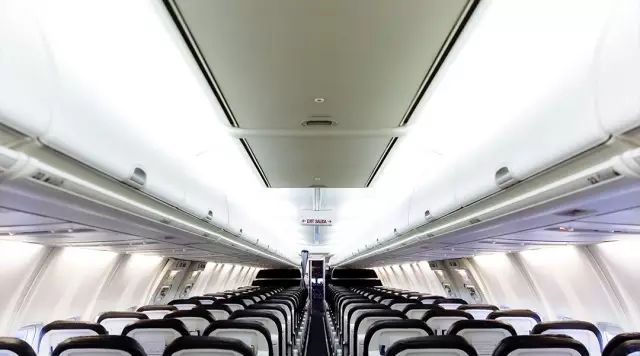 在飛機(jī)上怎么睡覺 怎么在飛機(jī)上睡覺 在飛機(jī)上怎么睡覺 怎么在飛機(jī)上睡覺