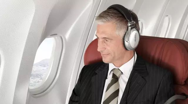 在飛機(jī)上怎么睡覺 怎么在飛機(jī)上睡覺 在飛機(jī)上怎么睡覺 怎么在飛機(jī)上睡覺