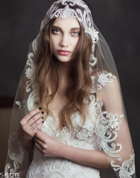 婚紗頭紗怎么戴？婚紗頭紗固定方法