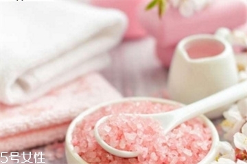 浴鹽的作用是什么 浴鹽的功效與作用 浴鹽的作用是什么 浴鹽的功效與作用