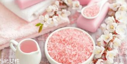 浴鹽的作用是什么 浴鹽的功效與作用 浴鹽的作用是什么 浴鹽的功效與作用