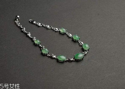 翡翠手鏈戴哪只手好？翡翠手鏈一般戴哪只手？