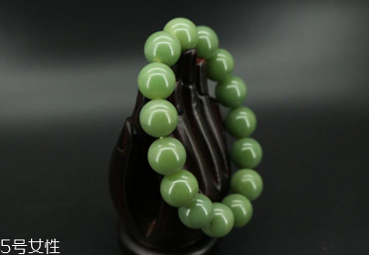 翡翠手鏈戴哪只手好？翡翠手鏈一般戴哪只手？