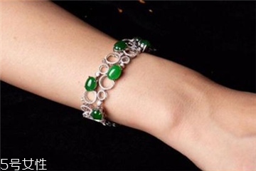 翡翠手鏈戴哪只手好？翡翠手鏈一般戴哪只手？