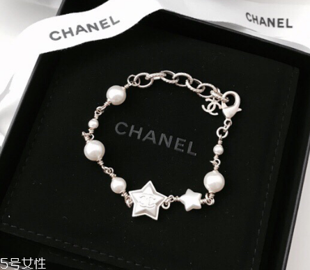 珍珠手鏈戴哪只手好？珍珠手鏈一般戴哪只手？