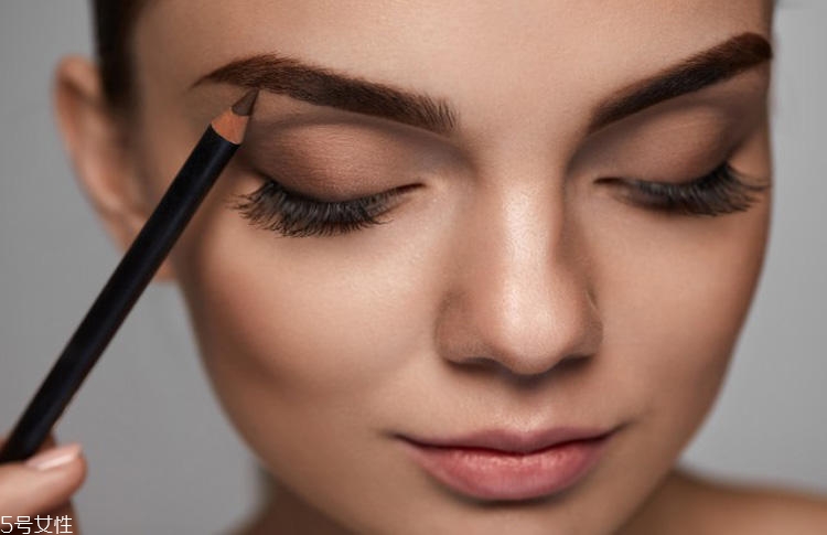 額頭化妝用什么化妝品 額頭怎么變飽滿漂亮 額頭化妝用什么化妝品 額頭怎么變飽滿漂亮