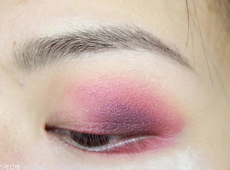 彩色煙熏妝怎么畫 小清新煙熏妝畫法步驟圖解 彩色煙熏妝怎么畫 小清新煙熏妝畫法步驟圖解