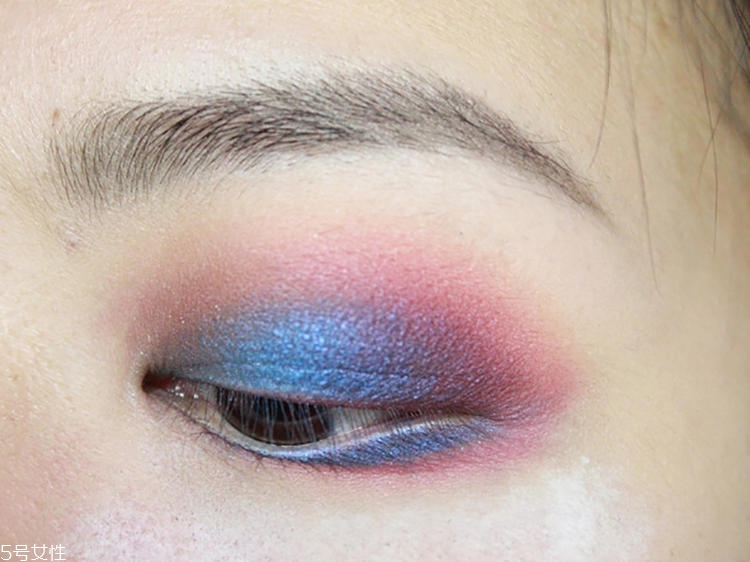 彩色煙熏妝怎么畫 小清新煙熏妝畫法步驟圖解 彩色煙熏妝怎么畫 小清新煙熏妝畫法步驟圖解