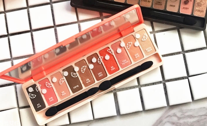 楓葉紅眼影哪個(gè)牌子好 8款熱門(mén)楓葉紅眼影盤(pán)點(diǎn)