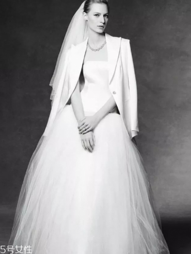 婚紗什么顏色好？婚紗買哪種顏色好？