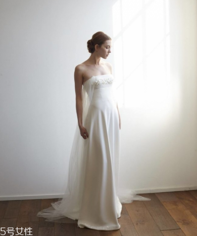 婚紗上面的機(jī)油怎么洗？婚紗沾上機(jī)油用什么洗？