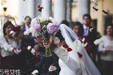 婚紗上面的機(jī)油怎么洗？婚紗沾上機(jī)油用什么洗？