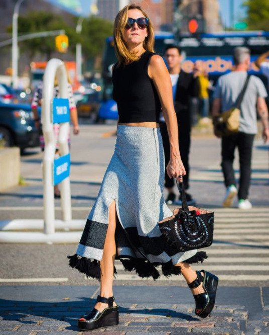 開叉裙怎么穿 開叉裙怎么防走光 開叉裙怎么穿 開叉裙怎么防走光