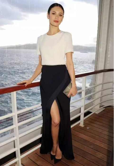 開叉裙怎么穿 開叉裙怎么防走光 開叉裙怎么穿 開叉裙怎么防走光