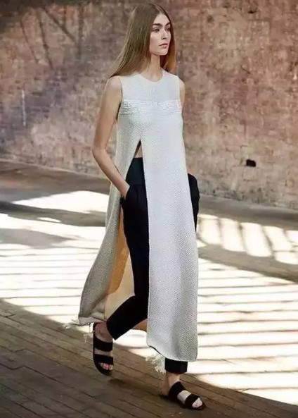 開叉裙怎么穿 開叉裙怎么防走光 開叉裙怎么穿 開叉裙怎么防走光