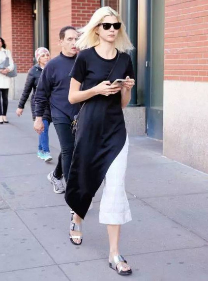 開叉裙怎么穿 開叉裙怎么防走光 開叉裙怎么穿 開叉裙怎么防走光