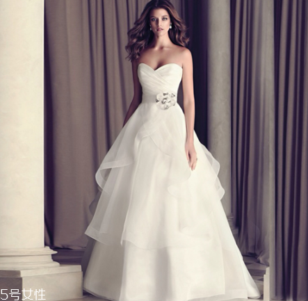 高定婚紗價(jià)格一般多少？婚紗高定要多少錢？