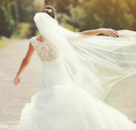 高定婚紗價(jià)格一般多少？婚紗高定要多少錢？