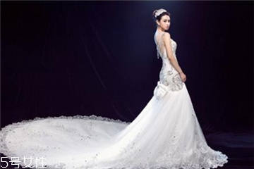 高定婚紗價(jià)格一般多少？婚紗高定要多少錢？