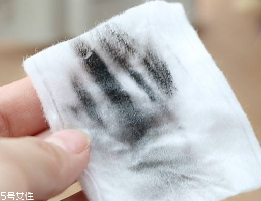 干皮可以用卸妝油嗎？卸妝油適合干皮嗎？