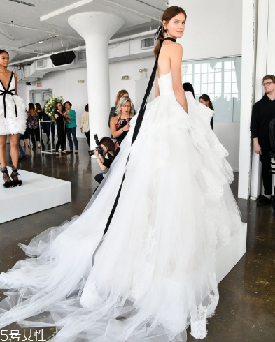 婚紗里面穿什么內(nèi)衣？婚紗里面怎么穿內(nèi)衣？