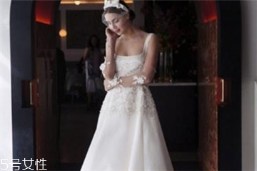 婚紗里面穿什么內(nèi)衣？婚紗里面怎么穿內(nèi)衣？