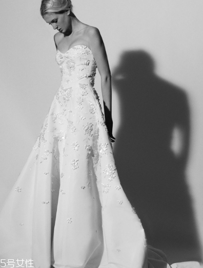 婚紗里面有胸墊嗎？婚紗是自帶胸墊嗎？