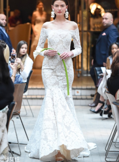 婚紗里面有胸墊嗎？婚紗是自帶胸墊嗎？