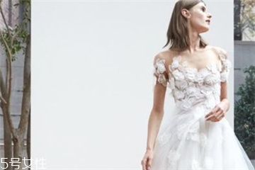 婚紗里面有胸墊嗎？婚紗是自帶胸墊嗎？