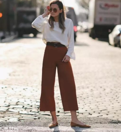 夏天闊腿褲如何搭配上衣？夏天闊腿褲搭配技巧