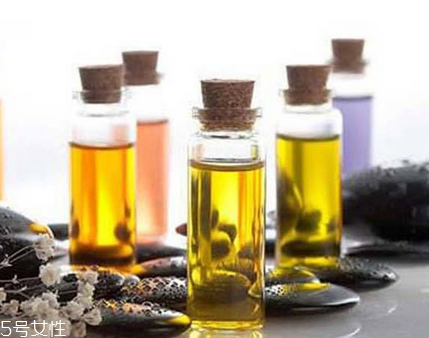 油皮能用精油嗎？精油適合油皮用嗎？