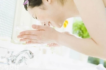 油皮一天洗幾次臉？油皮每天洗幾次臉？