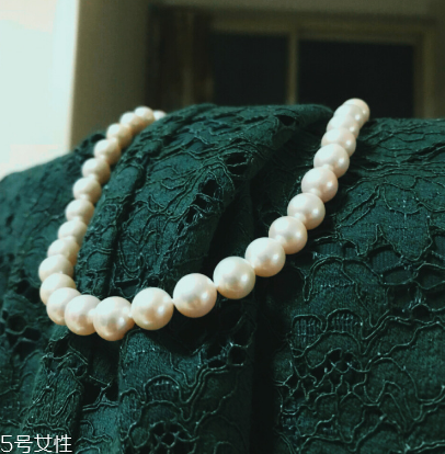 珍珠項(xiàng)鏈能戴著洗澡嗎？珍珠項(xiàng)鏈洗澡要摘下嗎？